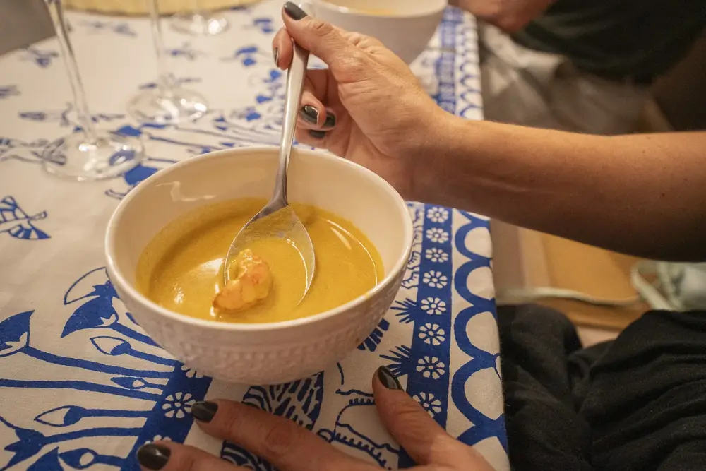 Tigela de bisque com colher sobre toalha azul e branca